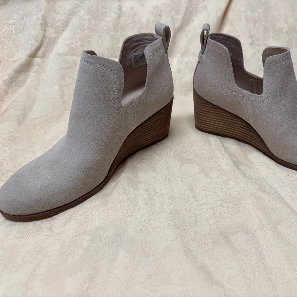 TOMS Suede Women's Kallie Cutout Boot - Natural color, barely worn!